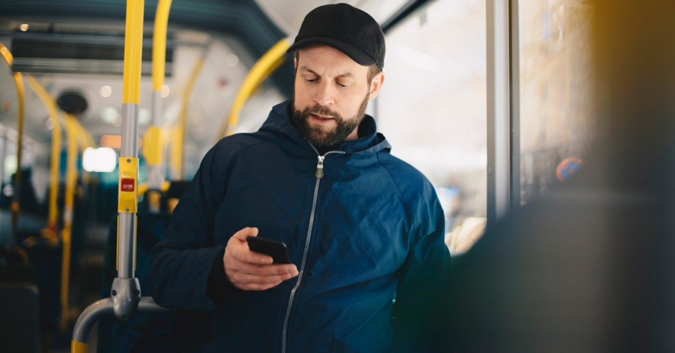 Als er erkennt, was der Frau vor ihm im Bus auf dem Haar herumkrabbelt, zückt er die Kamera