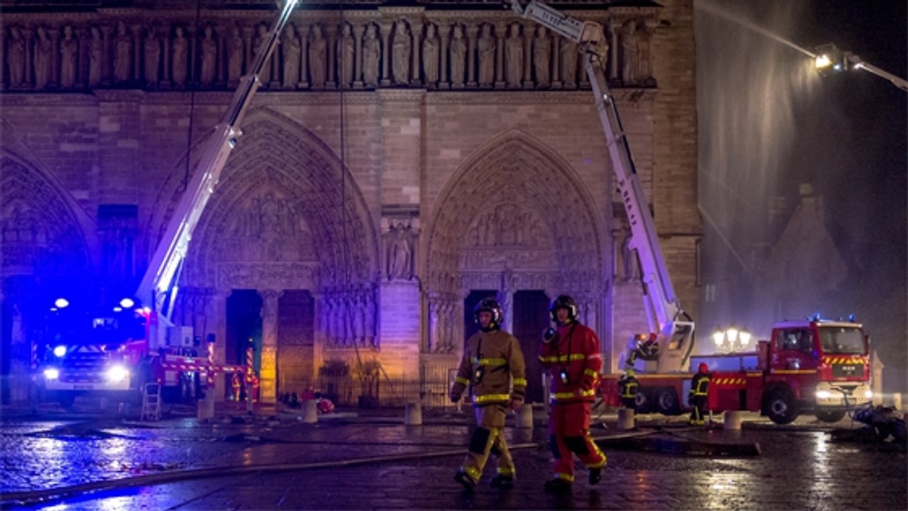 Heldenhafte bilder: aufnahmen der pariser feuerwehr beim kampf um notre-dame