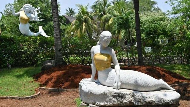 Aus diesem lächerlichen Grund tragen die Sirenenstatuen jetzt ein Oberteil