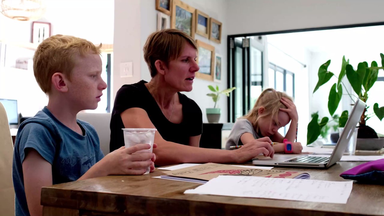 12 Fernseher und beinahe das Haus abgebrannt: Kleinkind in Zerstörungswut