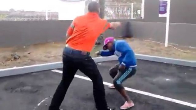 Ein kleiner Junge schlägt mit nur einem Schlag einen riesen K.O.