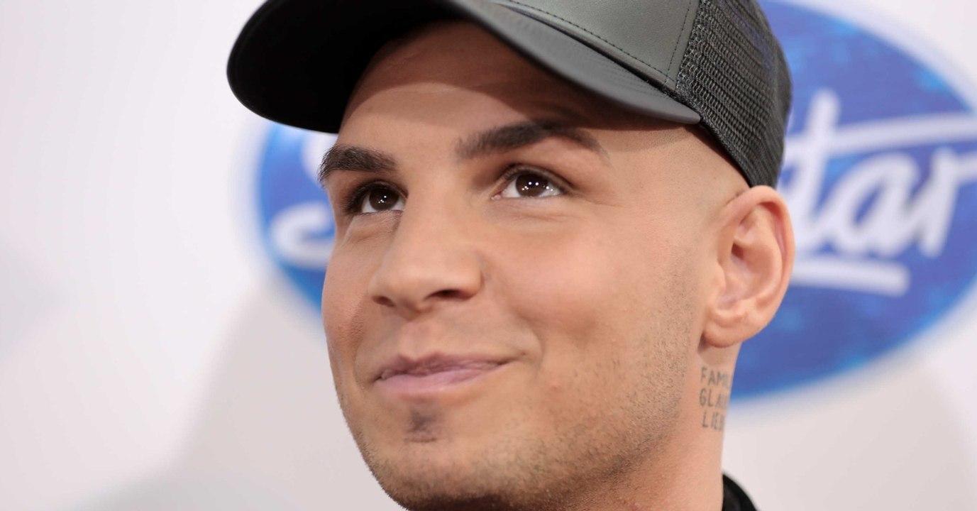 Vor laufender Kamera: Pietro erklärt dieser Brünetten seine Liebe