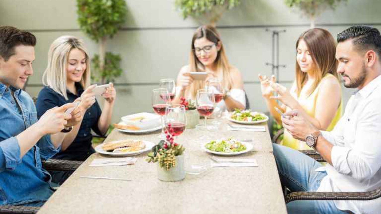 Schlechte Angewohnheit bei Tisch: Jeder zweite Jugendliche ist betroffen!