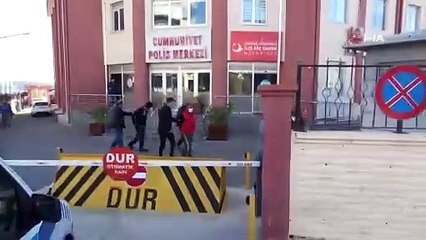 Suç makinesi hırsızlar, polis aracına çarpınca yakayı ele verdi