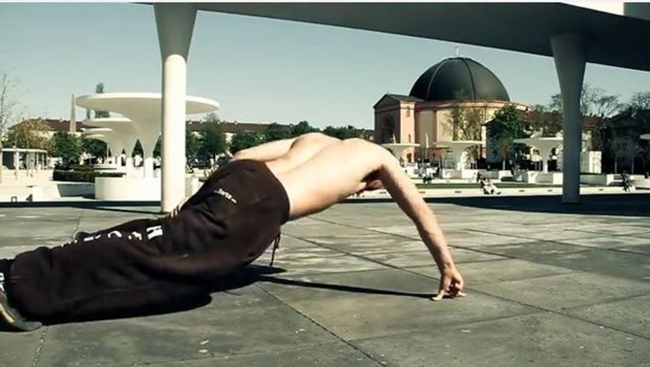 Lernen Sie es Liegestütze auf 2 Fingern oder mit einem Arm zu machen, um sich zu kräftigen