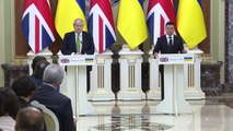 Johnson: 'vital' que Rússia dê 'passo atrás' e opte pela diplomacia
