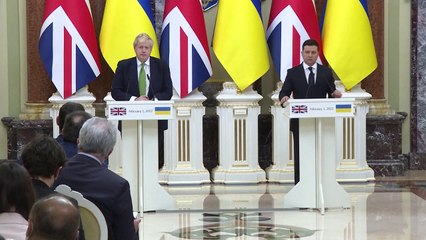 Johnson: 'vital' que Rússia dê 'passo atrás' e opte pela diplomacia