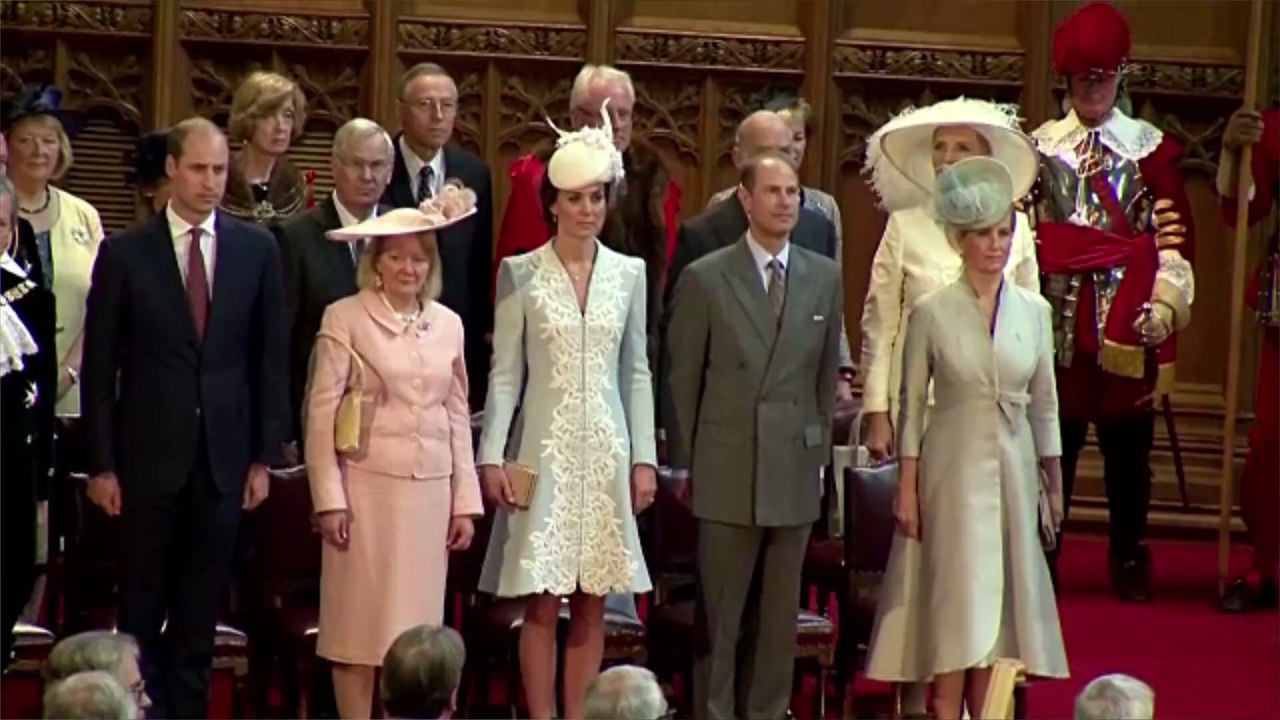 Queen Elizabeth II. erstmals mit Mundschutz gesichtet! (Foto)