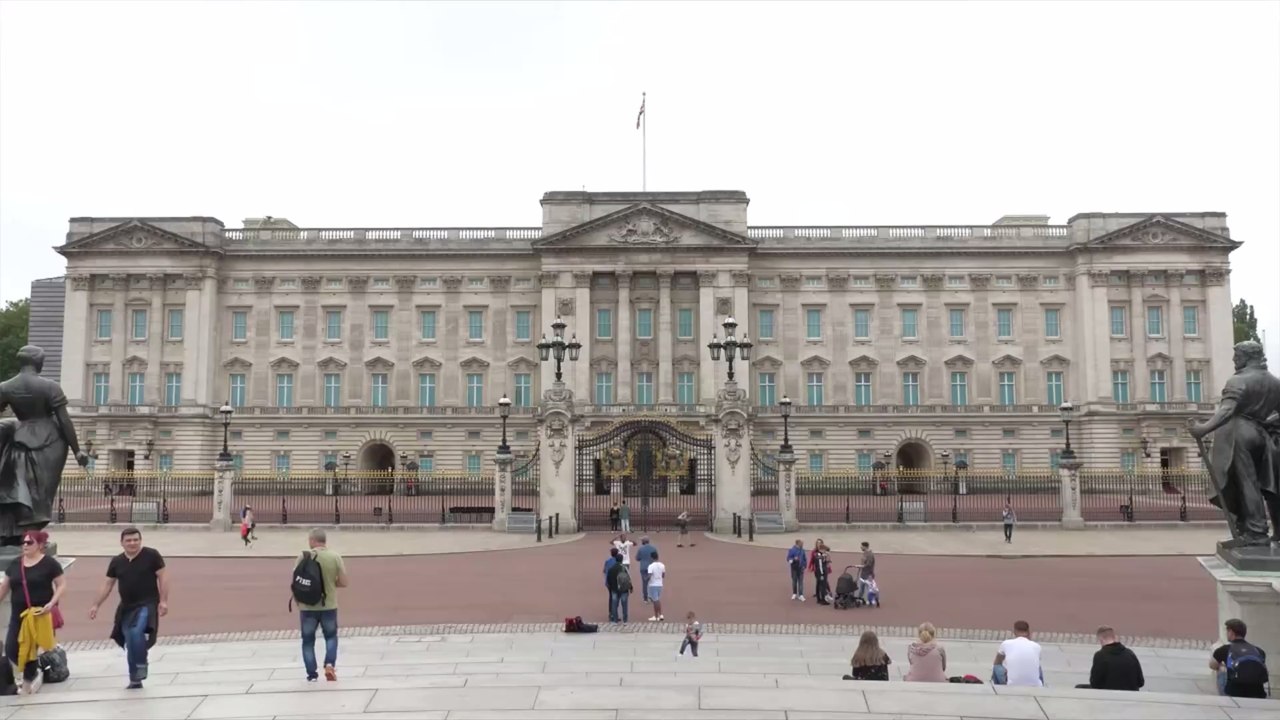 Skandal in buckingham palace: mitarbeiter bestiehlt die queen