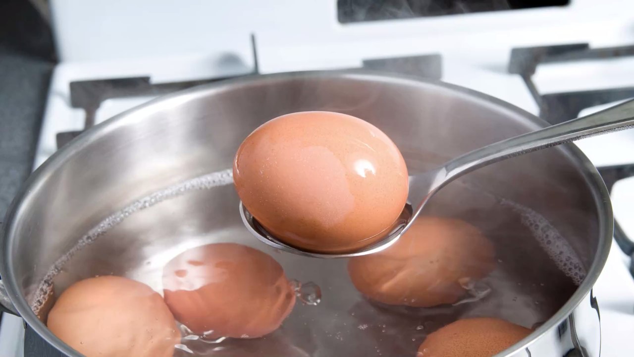 Aus diesem Grund dürft ihr Eier niemals in siedendem Wasser kochen