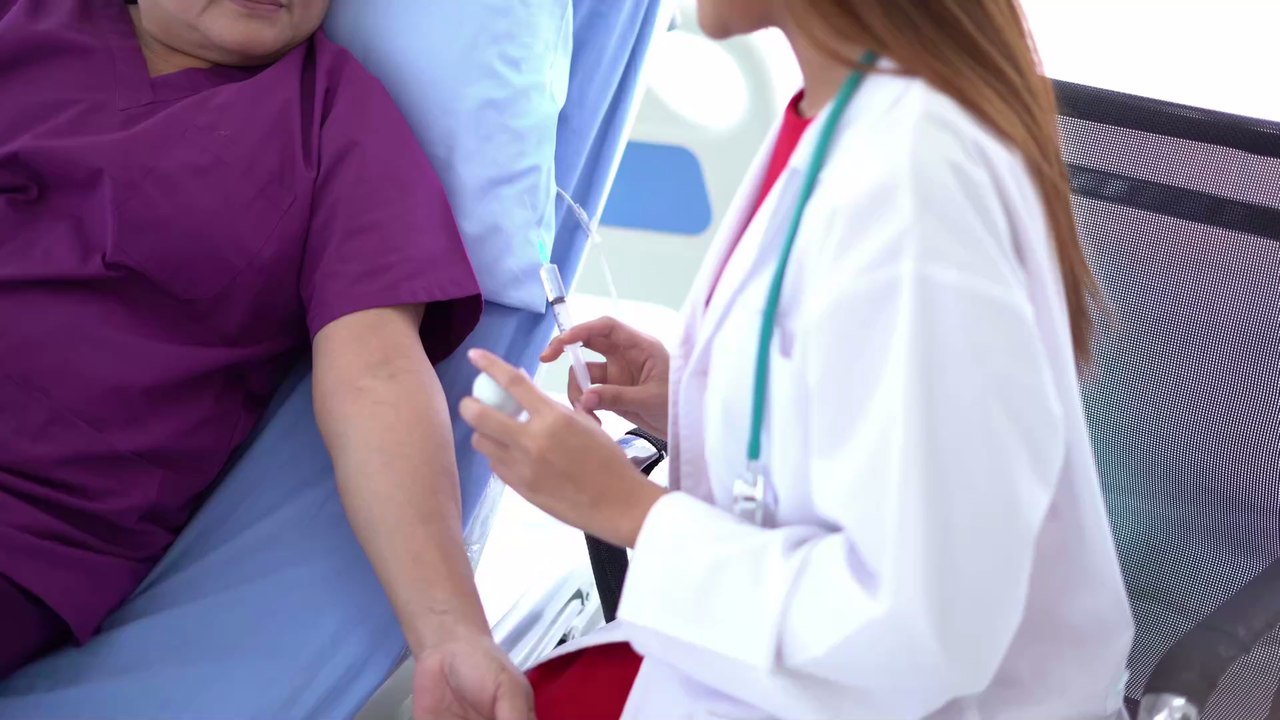 Corona-Impfung: Das Attest soll es direkt beim Hausarzt geben!