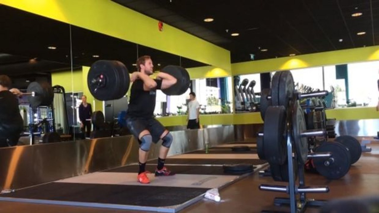 Fail: 115 kg Kreuzheben, er knallt dabei mit dem Kopf gegen die Wand.