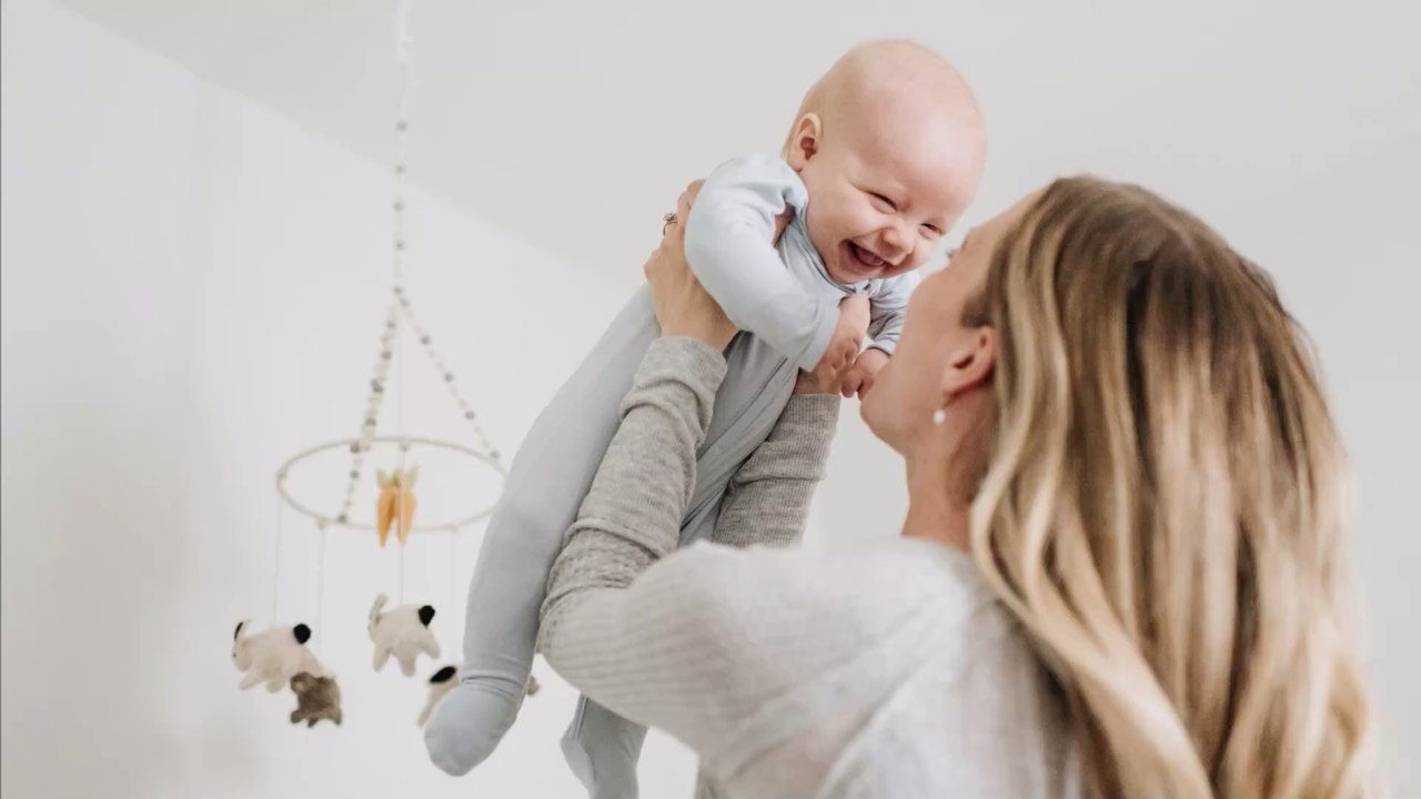 Mutter hängt Baby an Barhocker, während sie sich selbst ein Gläschen genehmigt (VIDEO)