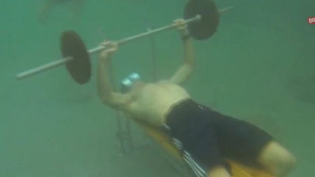 Franzose schlägt den Weltrekord im Bankdrücken unter Wasser mit angehaltener Luft