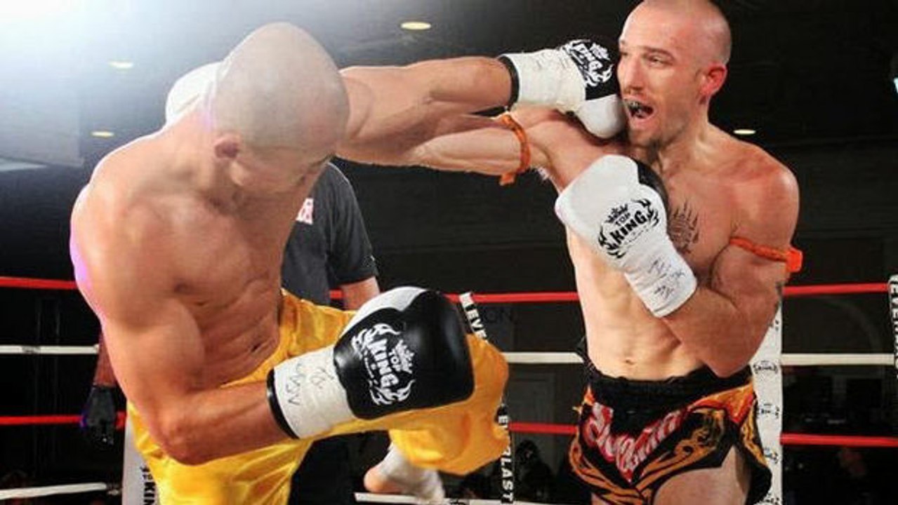 Ein Shaolin-Mönch steckt Schläge ein, ohne sich zu verteidigen