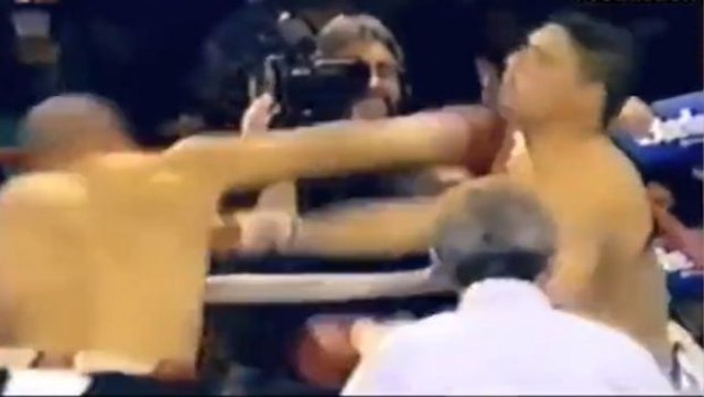 Boxen: Er schlägt seinen Gegner mit einer Dreierkombination K.O.