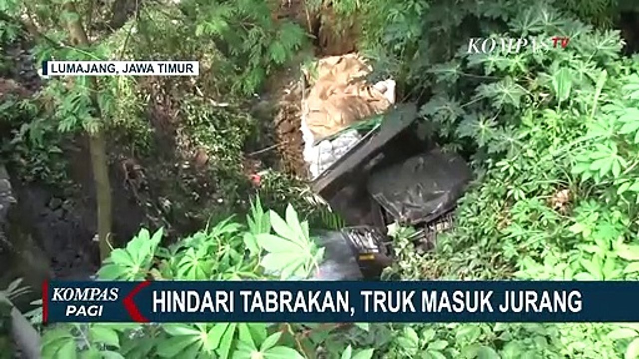 Sebuah Truk di Lumajang Masuk ke Jurang Sedalam Delapan Meter