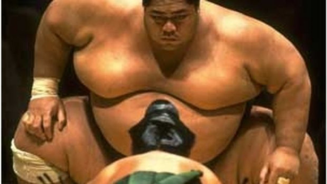 Ein Sumokämpfer fegt über seinen doppelt so schweren Gegner hinweg!
