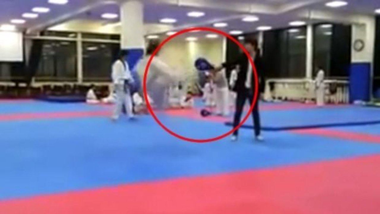 Ein Tritt aus 1080° Drehung