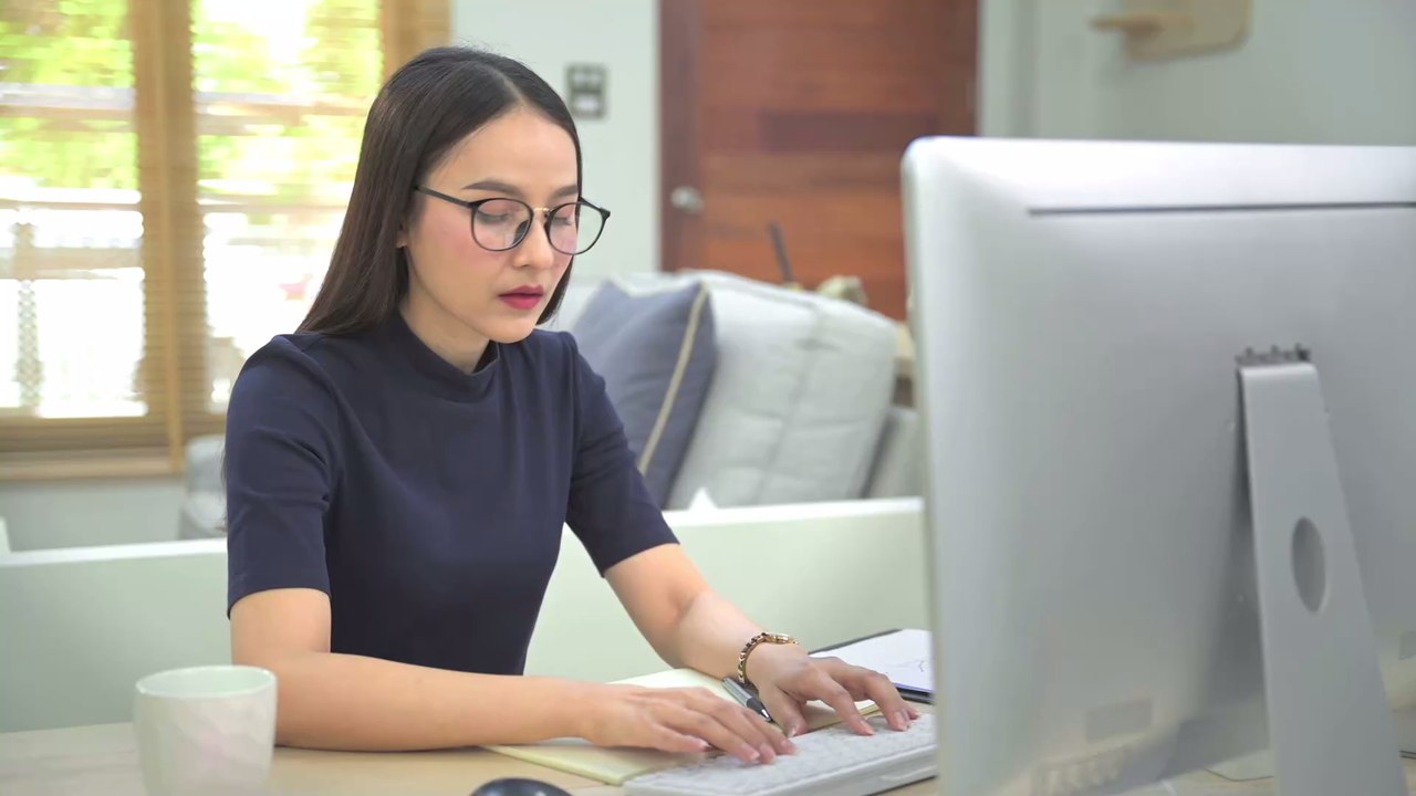 Gestärkter Rücken und schlanke Taille: Diese Sportart aus der Kindheit ist optimal für Vielsitzer im Lockdown!