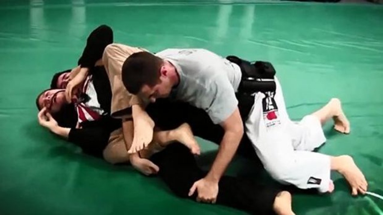 Zwei Polizisten versuchen einen Freefighter bewegungsunfähig zu machen. Wer wird gewinnen?