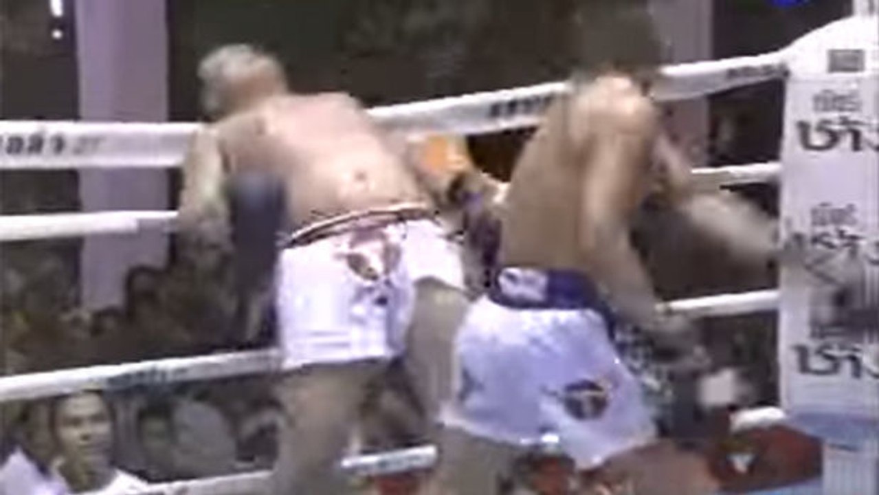 Ein lustiger, aber auch lächerlicher Muay-Thai-Kampf