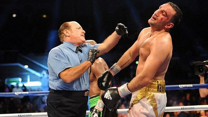 Ein Kampfrichter weist einen Boxer auf spektakuläre Weise zurecht