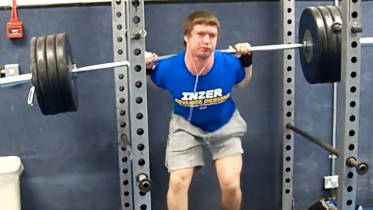 Fail: Er hebt zu schwere Gewichte und versagt kläglich