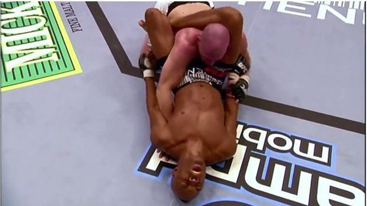 MMA: Freefighter Anderson Silva unterwirft seinen Gegner auf historische Art und Weise