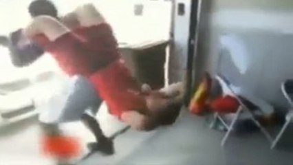 Fail: Eine Übung zu zweit, die böse endet