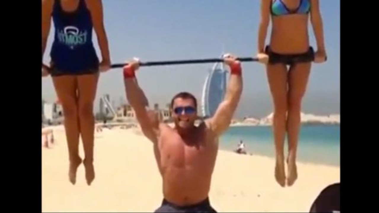 Er verwendet zwei Frauen als Hantel fürs Kreuzheben