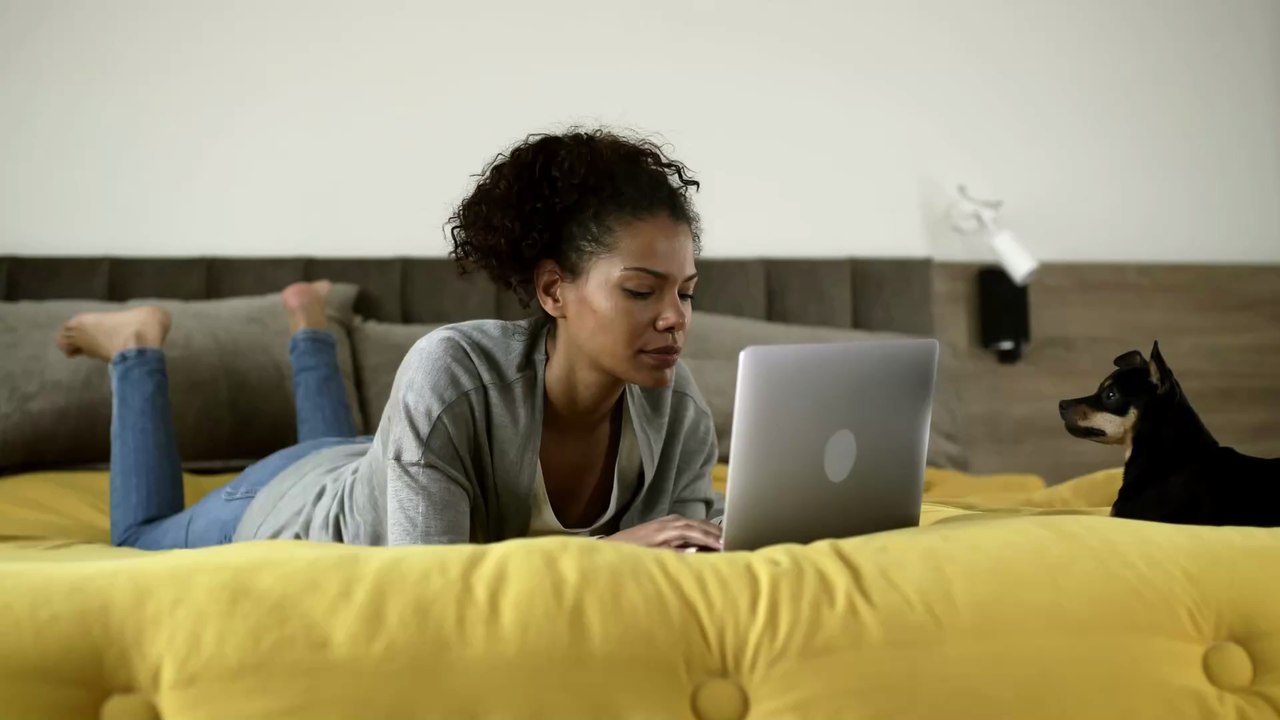Homeoffice im Bett: Warum unsere Haut danach aussieht wie verbranntes Toast