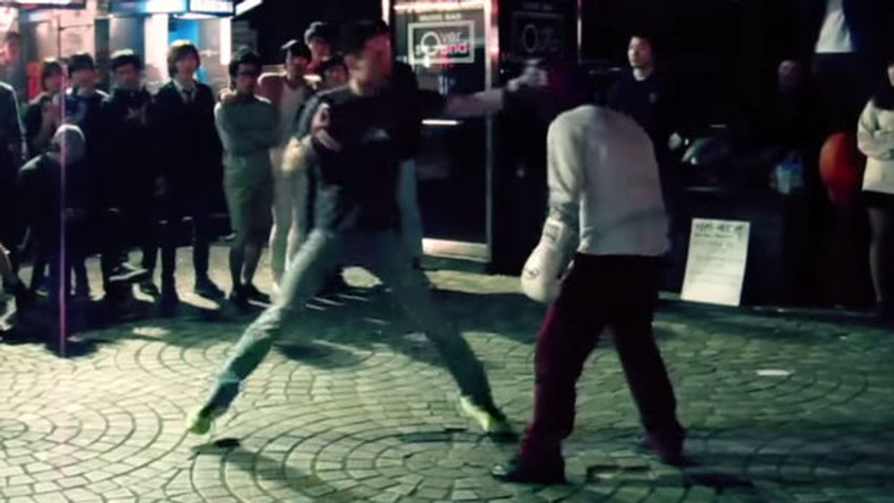 Ein Straßenkampf zwischen einem Amateur und einem professionellen Boxer