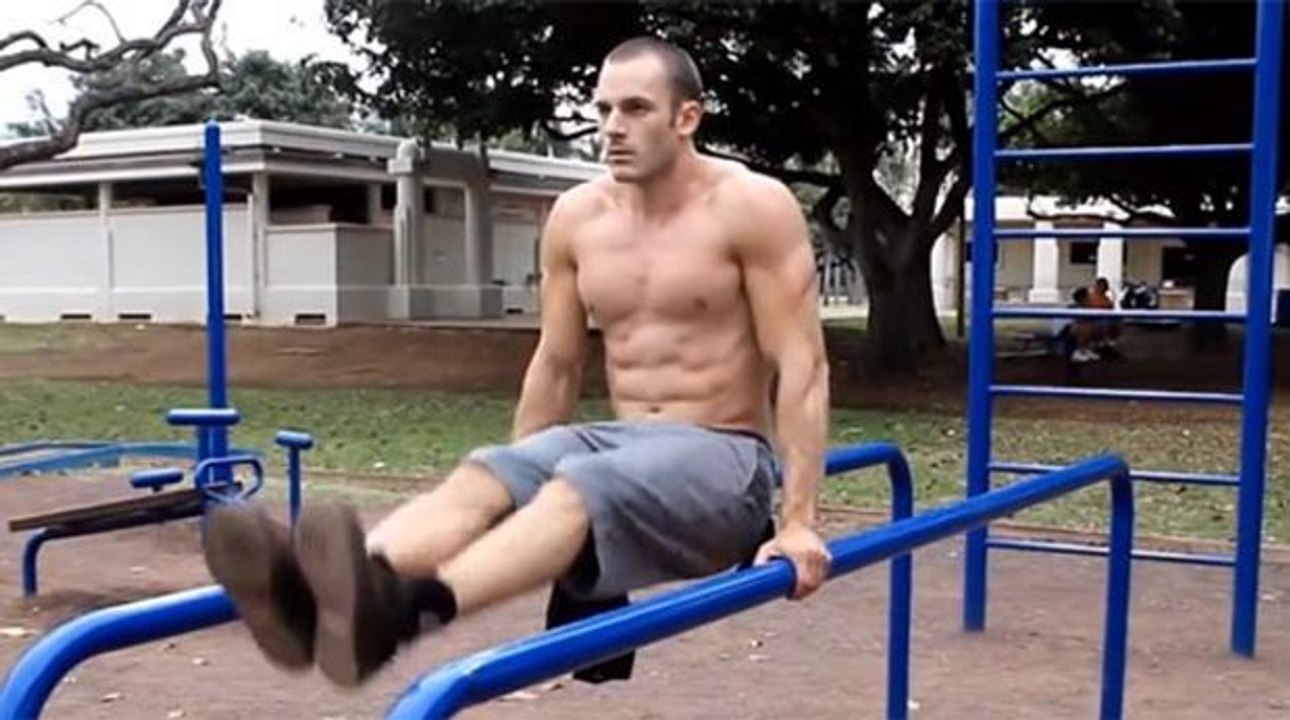 Calisthenics: Übungen mit verschiedenen stangen für die kräftigung der bauchmuskulatur