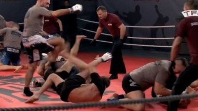 MMA: Lernen Sie Team Fighting kennen, den gewalttätigste Sport der Welt