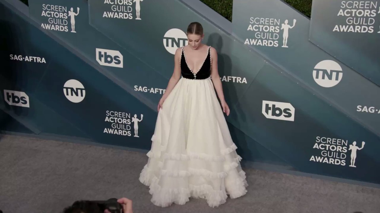 'Riverdale'-Star Lili Reinhart will ihren Fans in der Pandemie Mut machen: 'Stell dich deinem Scheiß!'