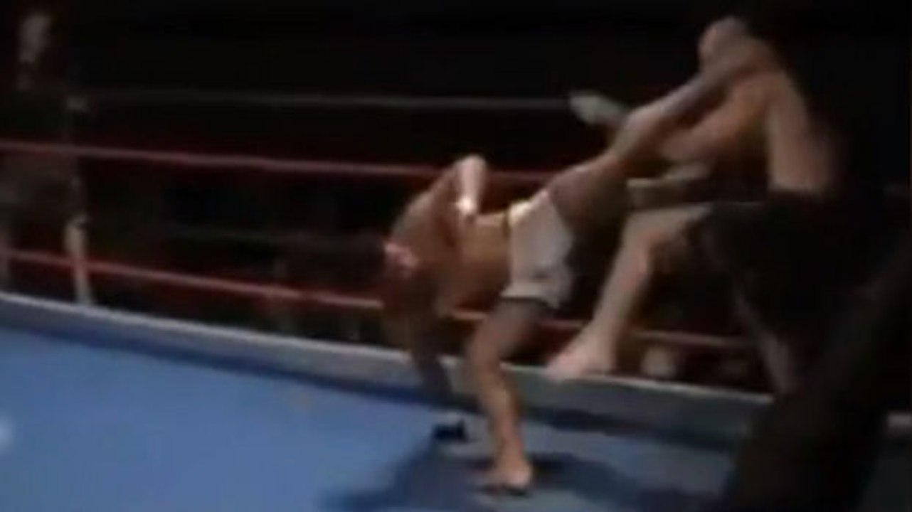 Free Fight: Ein Capoeira-Spezialist setzt den K.O. des Jahres!