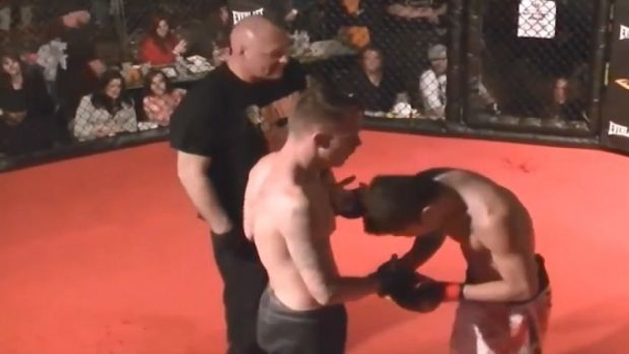 MMA: Kurz vorm Sieg will dieser Kämpfer seinen Gegner nicht demütigen