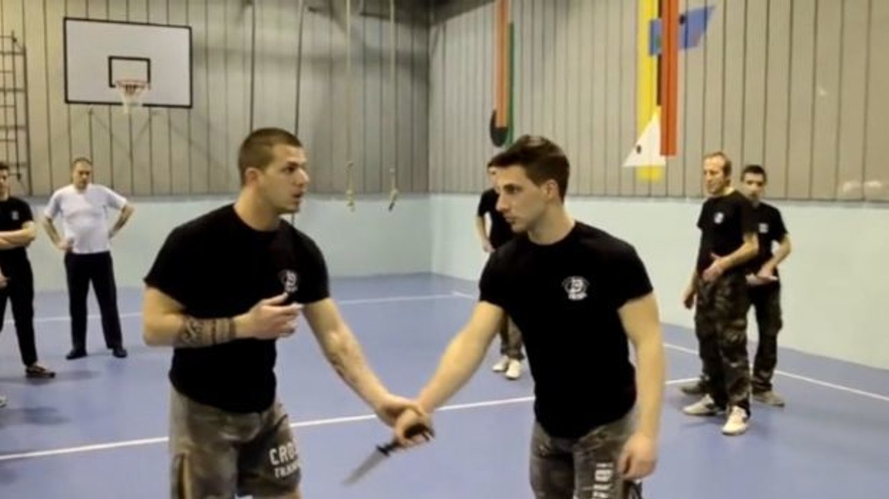 Krav maga: wie entwaffnet man einen angreifer mit einem messer?