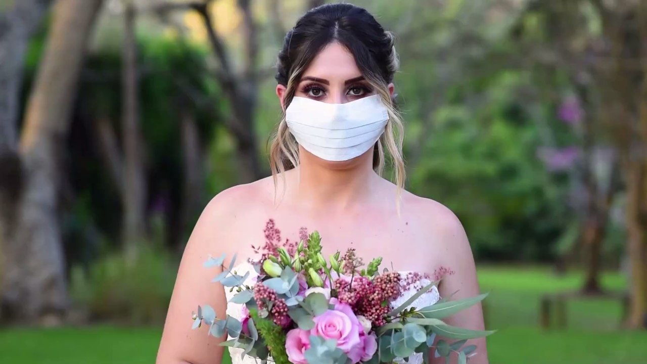 Indisches Paar will Hochzeit trotz Corona nicht aufschieben und heiratet im Schutzanzug