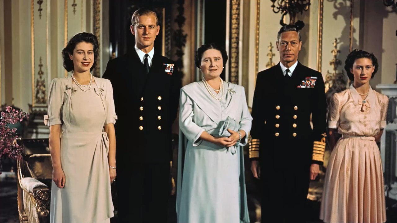 Die Frage aller Fragen: Was versteckte Queen Elizabeth damals unter ihrem Hochzeitskleid?