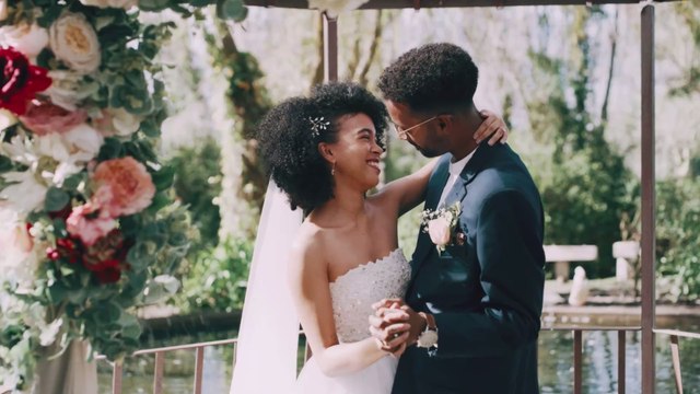 Frau taucht in Weiß bei Hochzeit auf und stellt sich als Alptraum für die Braut heraus