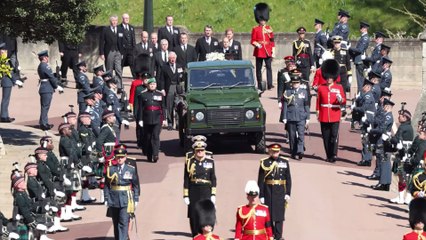 Скачать видео: Beerdigung von Prinz Philip: Das Verhalten von Kate Middleton und Prinz Harry ist verblüffend