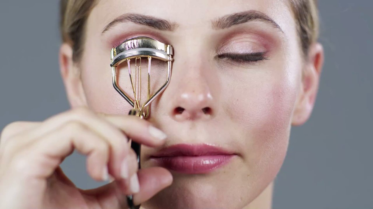 Frau verliert Wimpern durch falschen Gebrauch der Wimpernzange