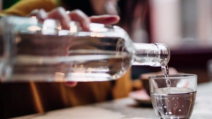 So hilft euch Mineralwasser beim Kochen und Flecken entfernen