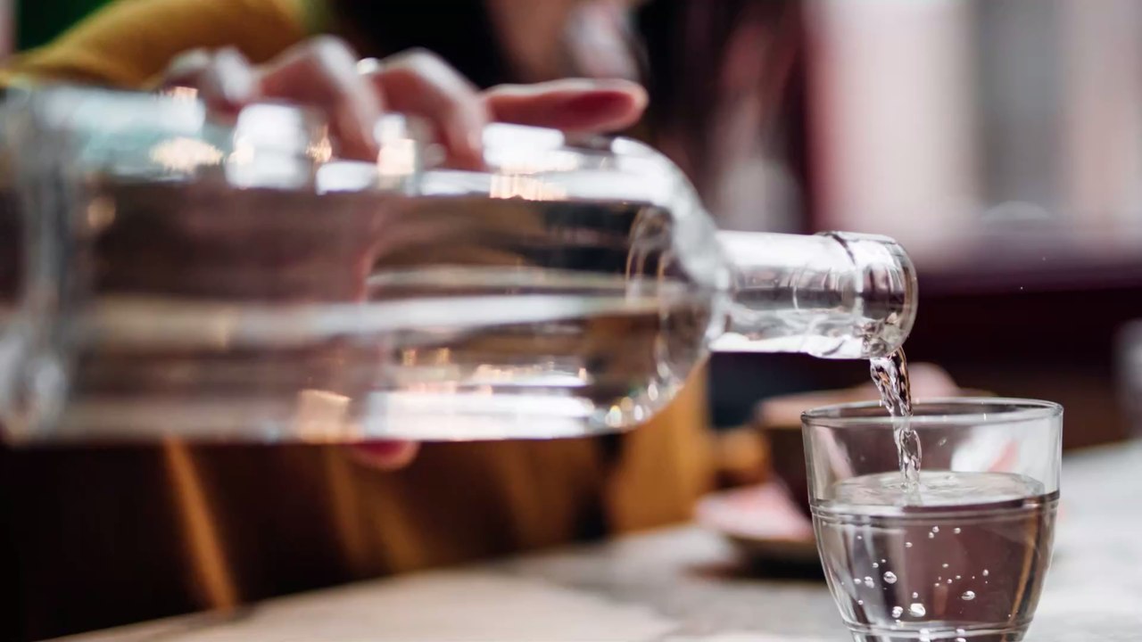 So hilft euch Mineralwasser beim Kochen und Flecken entfernen