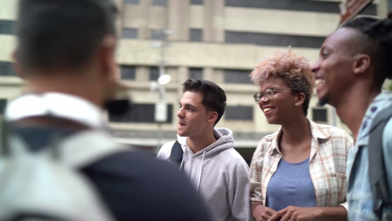 Studie deckt auf: So oft solltest du deine Freundinnen trotz Corona sehen, um gesund zu bleiben