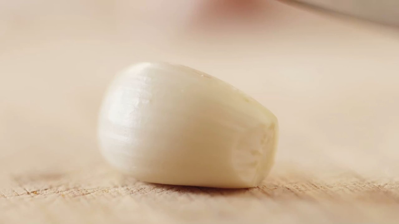 Arzt warnt vor viralem TikTok-Trend: Deshalb solltest du dir keinen Knoblauch in die Nase stecken!