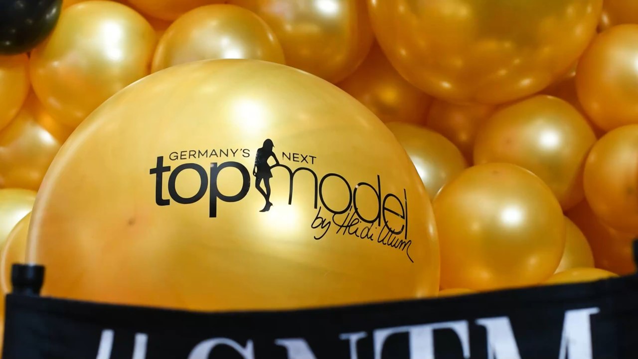 Topmodel-Gewinnerin Alex wartet immer noch auf ihre Siegprämie!