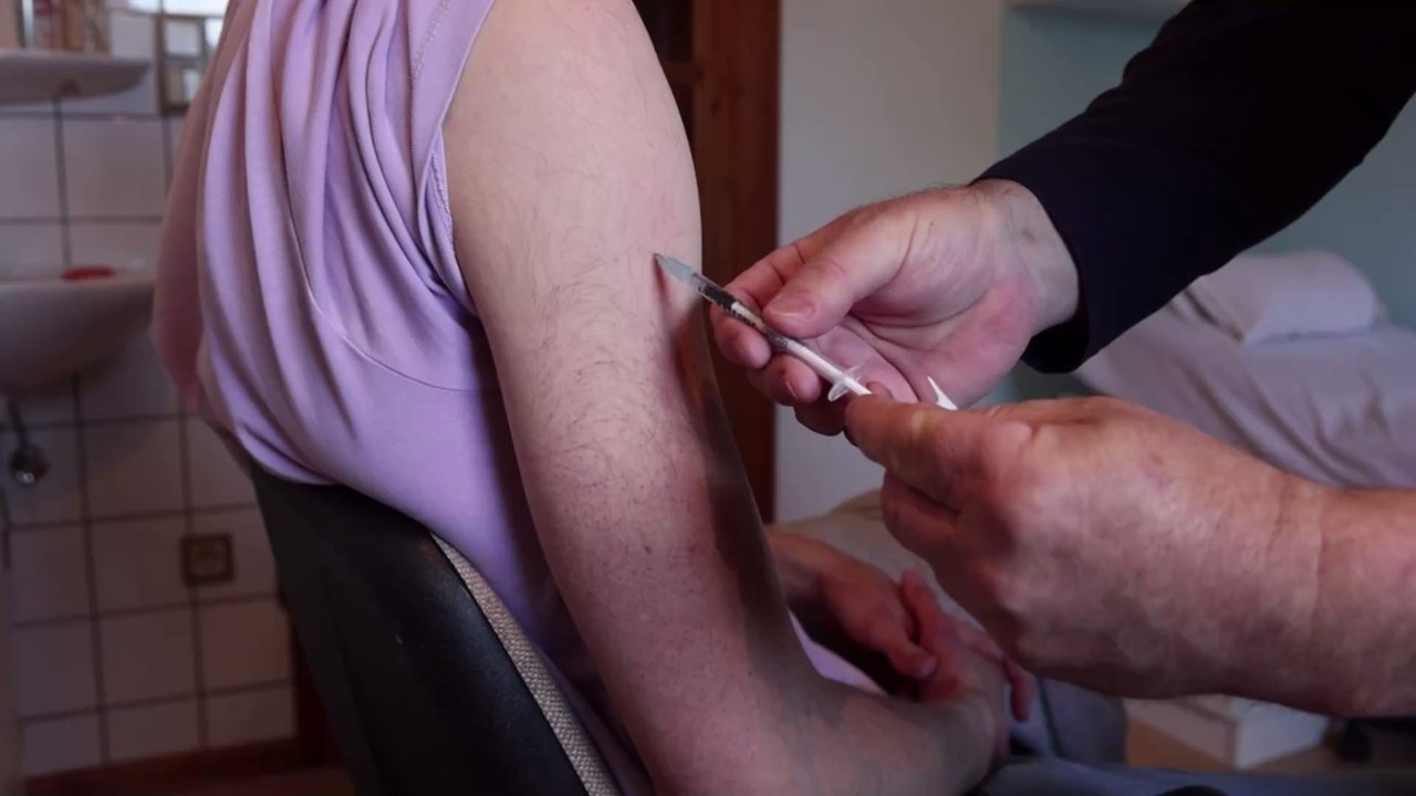 Schmerzen nach dem 2. Piks: Deshalb kommt es nach der Zweitimpfung zu heftigen Nebenwirkungen